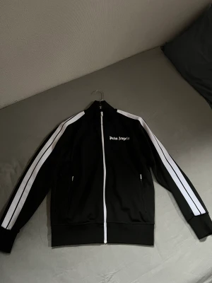 Palm angels tracksuit  - Palm angels tracksuit, skick - 9/10, tröjan storlek M, byxorna storlek L  Pris - 4000kr Pm vid intresse!