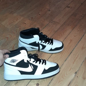 Nike skor - Fina skor jag har använt dom ca 2ggr bara dom är mycket fräscha och i väldigt bra skicka 