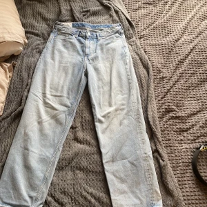 Loose ljus blåa jeans 33/32 - Ljus blåa jeans från hm, dem är Loose fit