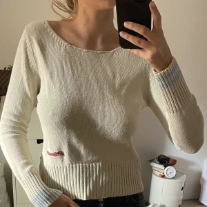 Tröja - Beige tröja med snygga detaljer på armar, lite off shouldet