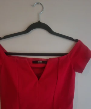 Off the ahoulder topp - Från bikbok, använd några få ggr. Fint skick!! 