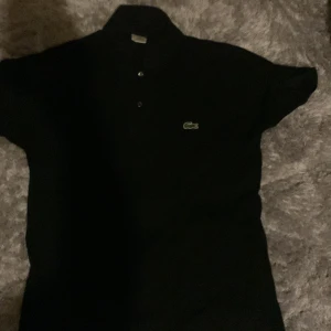 Lacoste Polo S  - Bra skick, köpt second hand, riktigt snygg storlek S bra muscle fit. Fraktar samma dag innan 19:00 💫. Mvh sebbe