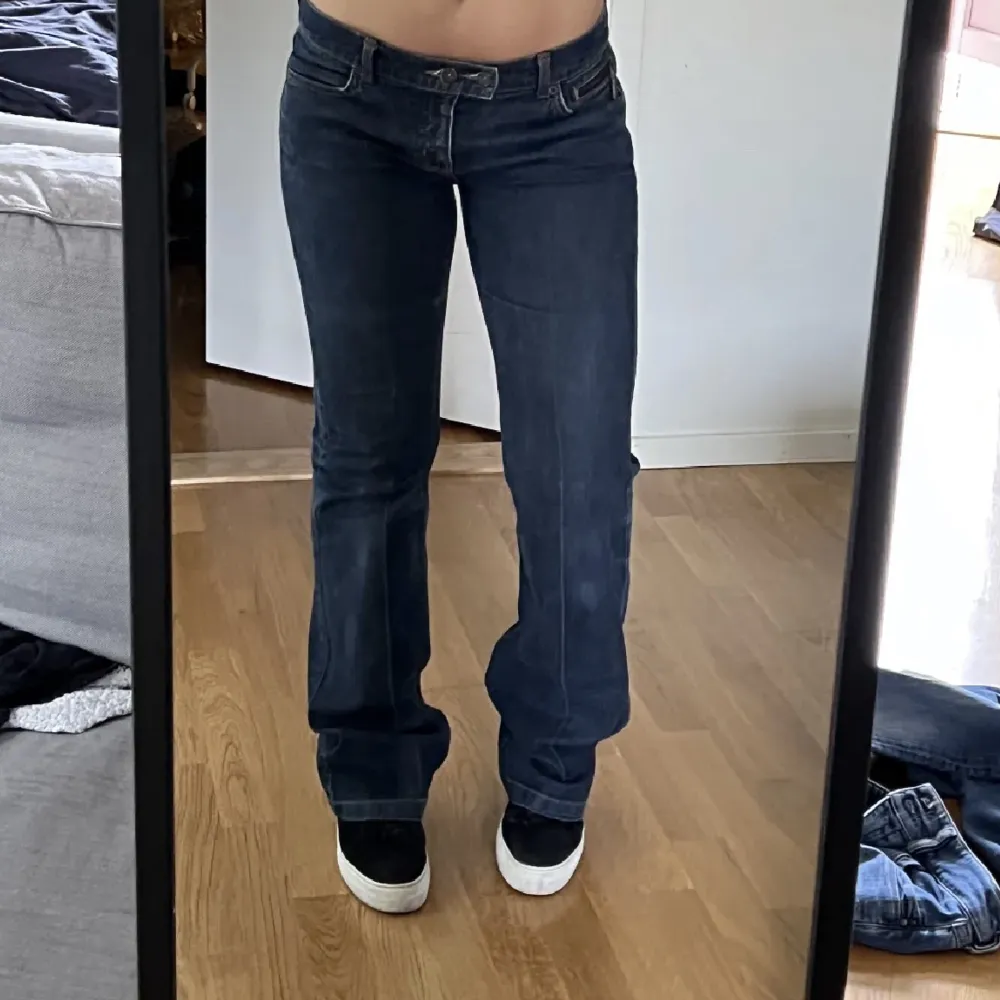 Ett par jättefina jeans som passar folk med 34-38 i midjan och från 160- 180 i längd💕. Jeans & Byxor.