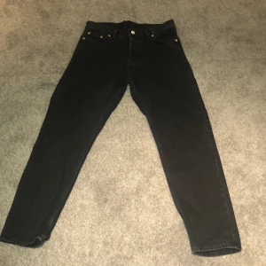 Weekday byxor barrel fit - Ett par snygga svarta weekday barrel fit byxor, dem har ett fult litet märke av klister på bakfickan men annars är dem i perfekt skick.