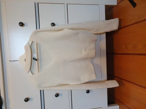 Vit stickad tröja - Superskön stickad tröja med snygg v-ringning. Sitter jättefint på!