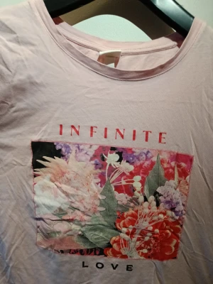Rosa t-shirt i storlek XS till S från h&m! - En rosa t-shirt med tryck på framsidan. Storlek XS till S från h&m!