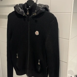  Moncler cardigan - Väldigt snyggt Moncler cardigan i ny skick 9/10 Kan köpas utan plicks köpskydd 