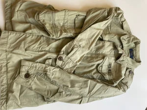 Jacka från Ralph Lauren  - Säljer min fina jacka från Ralph Lauren. Storlek S, den är lite oversized i min mening!