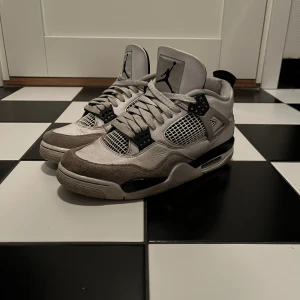 Jordan 4 military black - Köpta för mer än ett år sedan, använt regelbundet. Köpta från merch sweden kvitto plus box finns, condition 6/10