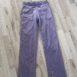 Juicy byxor - Säljer dessa byxorna då jag inte får användning för dem. Väldigt gott skick och jag har vanligtvis xs men tycker byxorna är lite större i storlek.