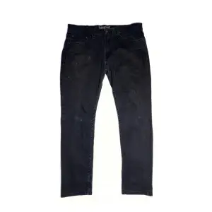 Size: 35/32. Svarta. Condition: Vintage. Alla jeans är uppmätta av oss! Har ni frågor eller funderingar är det bara slide DM, tveka inte!
