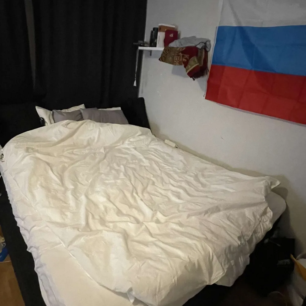 Behöver sälja min säng för ska flytta utomlands sängen har special madrasser och kan hämtas upp i Stockholm . Övrigt.