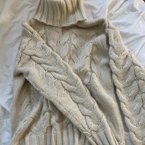 Virkad beige tröja  - Oanvänd för jag inte klarar av att ha krage. 