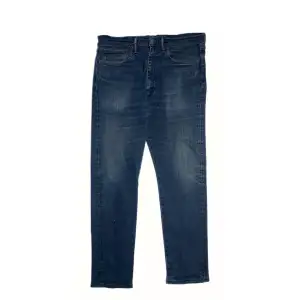 Size: 32/32. Mörkblå. Condition: Vintage. Alla jeans är uppmätta av oss! Har ni frågor eller funderingar är det bara slide DM, tveka inte!