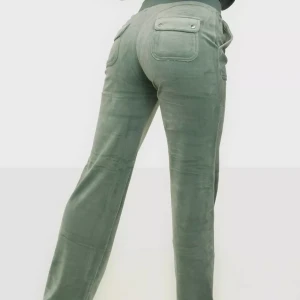 Gröna juicybyxor  - Säljer mina gröna juicybyxor som är använda men helt utan defekter. Skriv för mer bilder eller info 💓