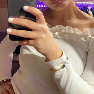 Fest topp - Hej! Säljer min superfina långärmade tröja med jättegulliga volanger på toppen😍🌸säljer då den inte kommer till användning, skick 7/10✨🥰