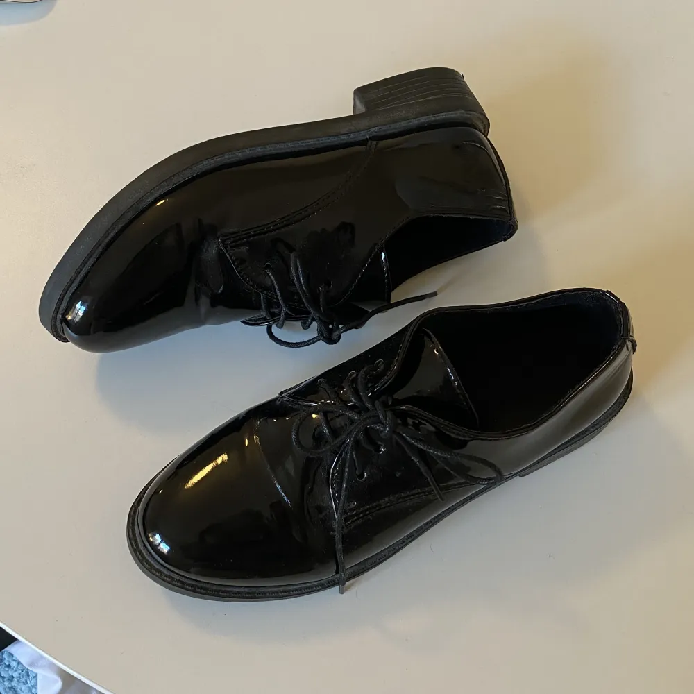 Svarta skor i loaferstil knappt använda! Jättefina att ha med lite högre strumpor🥹 Går bra att klicka på köp nu!. Skor.