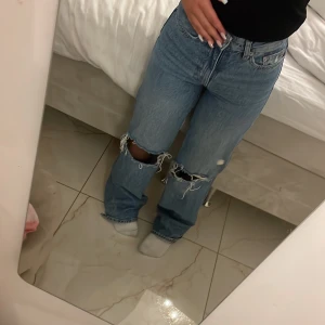Högmidjade jeans med hål - aldrig använt högmidjade hål vid knäna