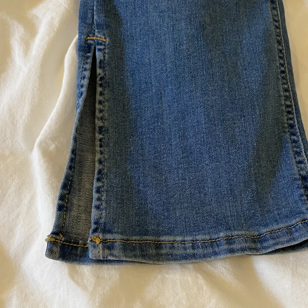 Superfina utsvävningar jeans från gina i lite tajtare modell! Nyskick🤍 färgen syns bäst på bild 3. Går bra att klicka på köp nu!. Jeans & Byxor.