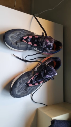 Gt cut 2s Basketskor - Använda ca 3 månader, bra skick. Riktigt sköna med mjuk sula och bra ankle support. 8/10 i skick. Nypris runt 3000