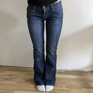 Jättesnygga lågmidjade bootcut jeans från Levis som tyvärr är för små, midjemått: 38cm innerbenslängd: 77cm 💕💕 