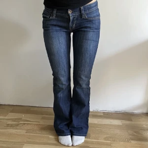 Lågmidjade jeans  - Jättesnygga lågmidjade bootcut jeans från Levis som tyvärr är för små, midjemått: 38cm innerbenslängd: 77cm 💕💕 