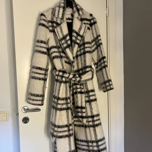 Kappa - Fin luddig kappa från Nakd. Är i storlek 32 men har passat mig som är storlek 36/38! 