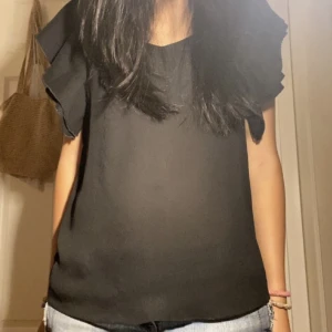 Jätte söt topp/blus med volang ärmar💓 - Säljer för att den tyvärr inte kommer till användning💞Priset kan diskuteras💝