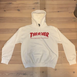 Vit thrasher hoddie - Säljer min thrasher hoddie efter som den är för liten. Storlek m passar säkert om du är s. Pris kan diskuteras
