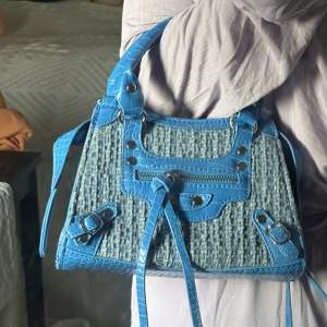 En blå balenciaga liknande väska, helt oanvänd💕Skriv för fler bilder och frågor❣️