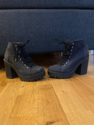 Tyg klackskor - 10 cm klack Som nya Från Divided Storlek 39