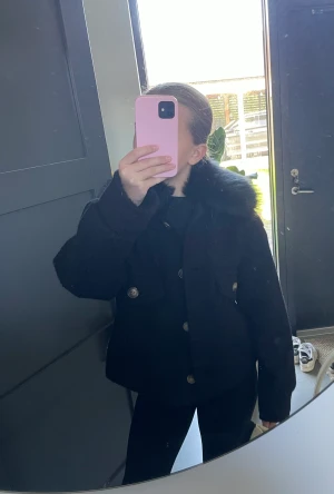 Meotine jacka - Säljer min sjukt snygga Meotine liknande jacka!🥰Så fin nu till hösten🍂🍁Har används få gånger så därför i nyskick! Den är i one zize så passar de flesta! 