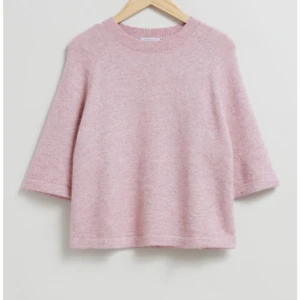 Stickad T-shirt other Stories  - Jätte fin rosa stickad T-shirt som endast är använd en gång! Så den är i nyskick 🥰 de är bara att skriva om ni vill ha fler bilder. Köpt för 690