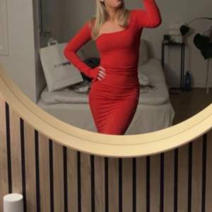 super fin röd klänning från gina tricot, aldrig använd🩷 dm för fler bilder