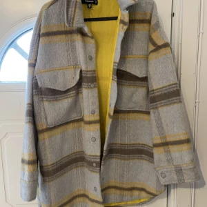 Jacka  - Jacka från missguided. Använd under våren, men i relativt gott skick. 