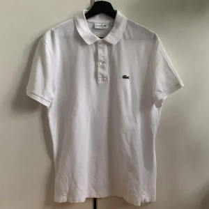 Lacoste Piké - Vit Lacoste piké strl L Skriv om ni är intresserade 😀