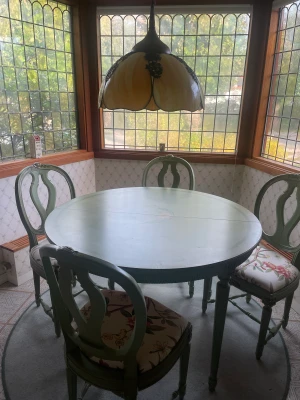 Unikt köksbord med stolar - Allt är till salu🛋 Bord • 400kr Stol • 150kr st Lampa • 150kr  Paket pris (allt på bilden) • 600kr  ¡DM för ditt bud!☕️ Missa inte min rabatt,  mer info i min bio:)