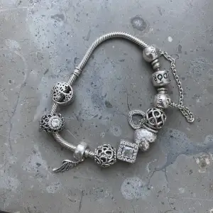 Säljer nu mitt super fina Pandora armband med 8 berlocker plus en säkerhets berlock. Armband och berlocker är i silver. I helhet är armbandet i väldigt bra skick! Armbandet är 18 cm långt. Total pris ca 6000 kr för armbandet!🌸☺️💕