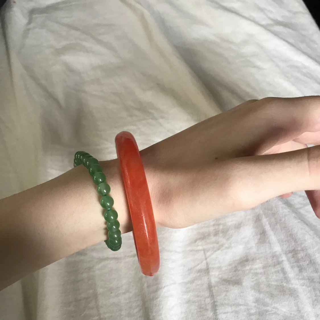 Röd orange swirl jade armring - 91