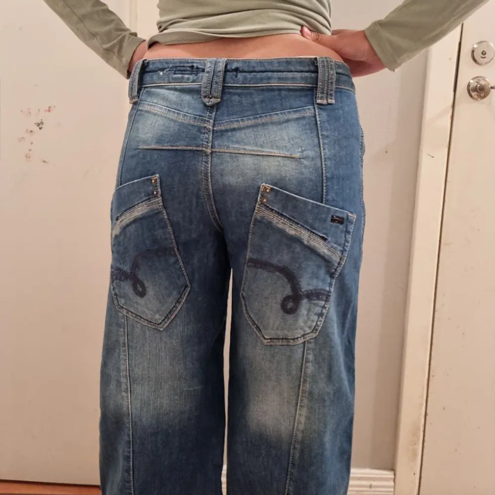 Mjuka och snygga only jeans som min mamma köpt från only runt av 2007. De har låga fickor, låg midja samt snörning nere vid fötterna. Är i superfint skick.💋Jag är ca 160 cm och jeansen går ner till marken på mig.. Jeans & Byxor.