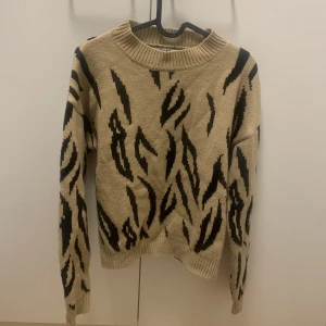 Stickad NAKD tröja - Stickad tröja från NAKD. Inget trasig men är lite nopprig (se bild). Lite kortare i midjan. Storlek M Köpare står för frakt.