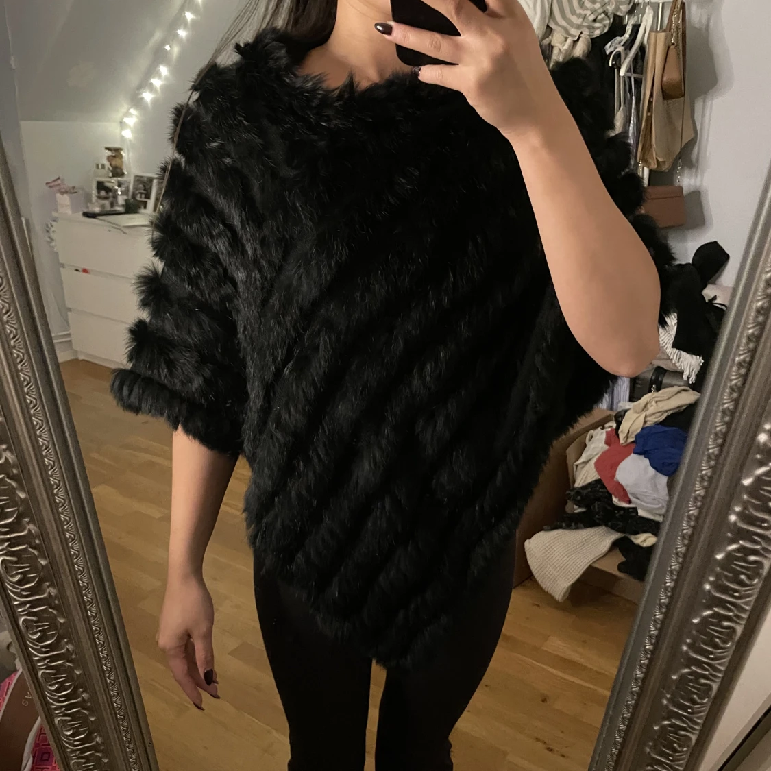 Svart pälsponcho - 90