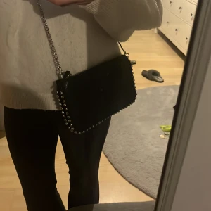 Zara väska - Säljer min väska som är helt ny och oanvänd. Om ni vill ha fler bilder så kan jag skicka de privat🩷