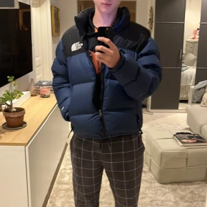  The North Face jacka - Väldigt bra skick inget trasigt. Köpte förra året från North Face hemsidan men känner för något annat till denna vinter. 