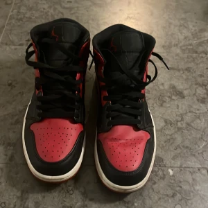 Air jordan 1 high röd/svart - Använda endas några gånger Kartong finns
