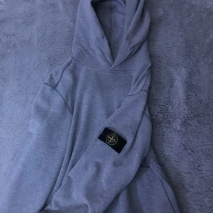 Snygg stone islan hoddie - Väldigt snygg dyr stone island hoddie köpt på nk i Göteborg  barn storlek sitter stort
