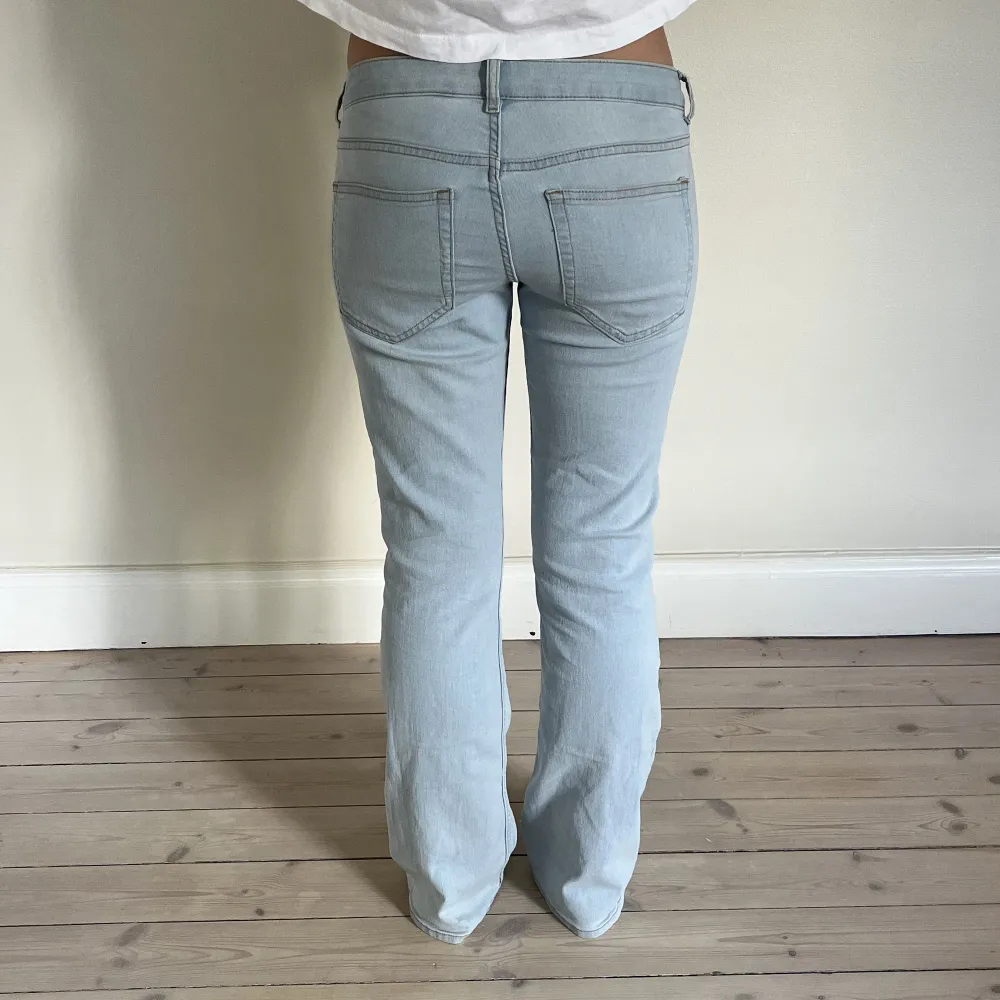 Säljer mina lågmidjade bootcut jeans ifrån H&M. De är i storleken 38!💓. Jeans & Byxor.