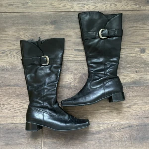 Stövlar  - Säljer ett par stövlar i strl 37,5. Så fina! Köpare står för frakt💗