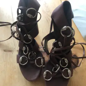 Originella höga Gucciskor, normala i storleken och använda ett fåtal gånger. Unika 90-tals skor. Nypris ca 5000 kr