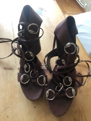 Vintage Gucci skor - Originella höga Gucciskor, normala i storleken och använda ett fåtal gånger. Unika 90-tals skor. Nypris ca 5000 kr